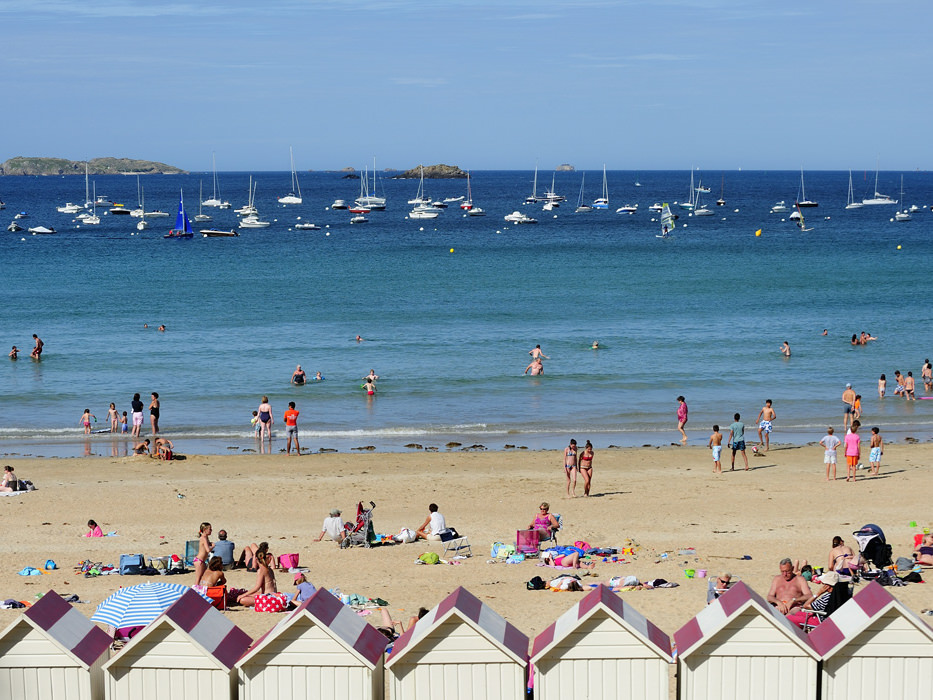 Plage du centre , Saint-Lunaire, avec des voiliers au large