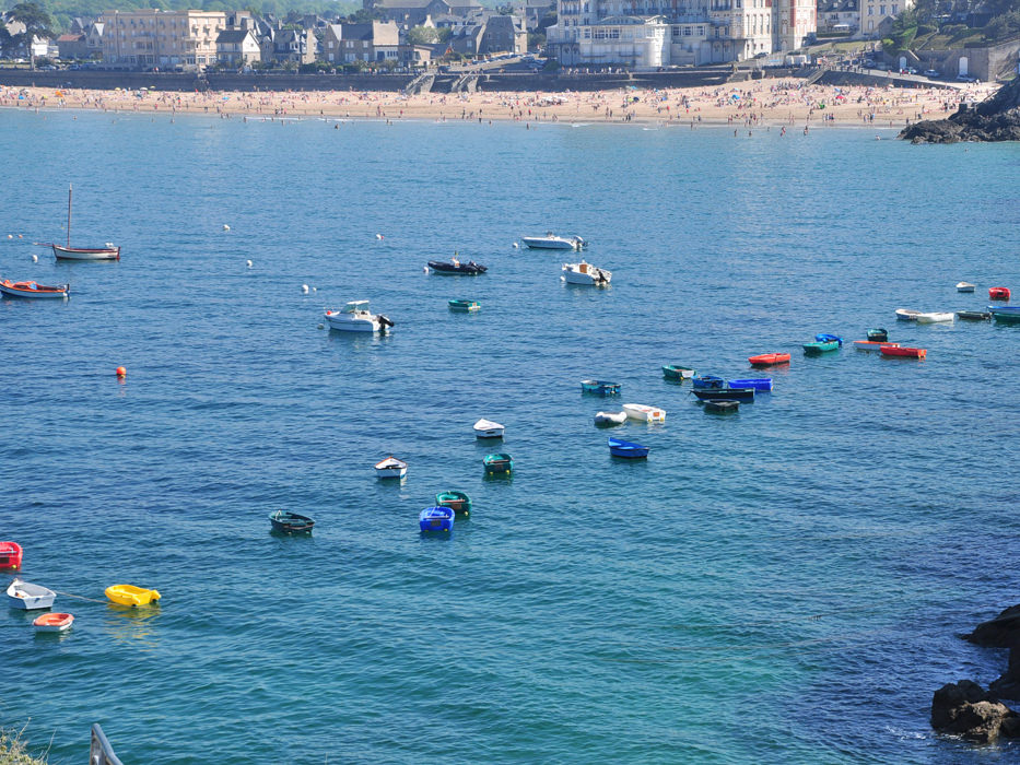 Bateaux amarrés au large de la plage du centre, Saint-Lunaire