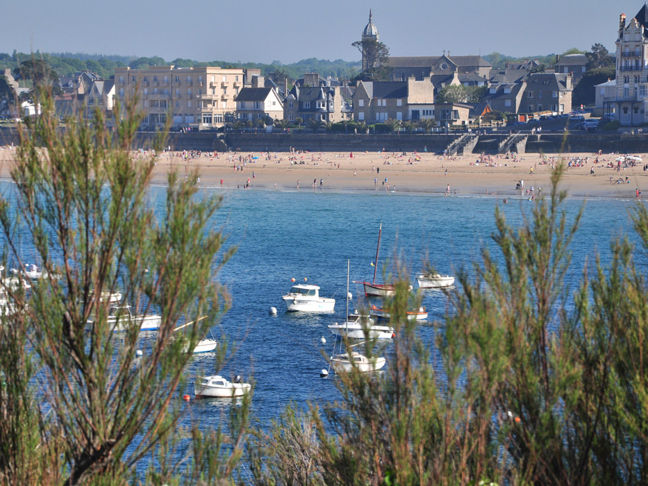 Vue sur la plage de Saint-Lunaire avec des bateaux amarrés au premier plan