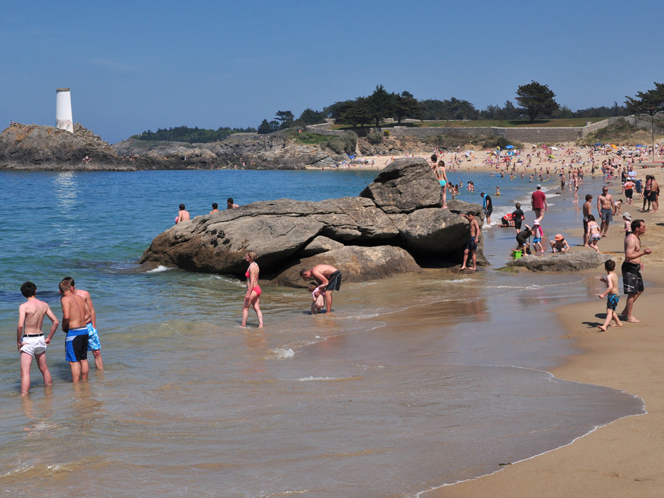 Plage de La Fourberie avec la  Tour Blanche en arrière-plan, Saint-Lunaire