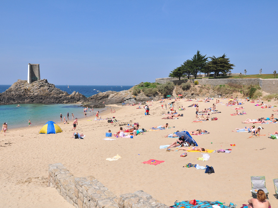 Plage de la Fourberie avec la Tour Blanche Saint-Lunaire