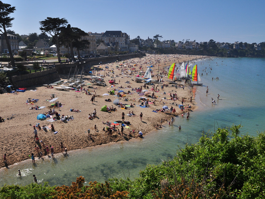 Plage de Saint Lunaire avec des activités nautiques et des vacanciers