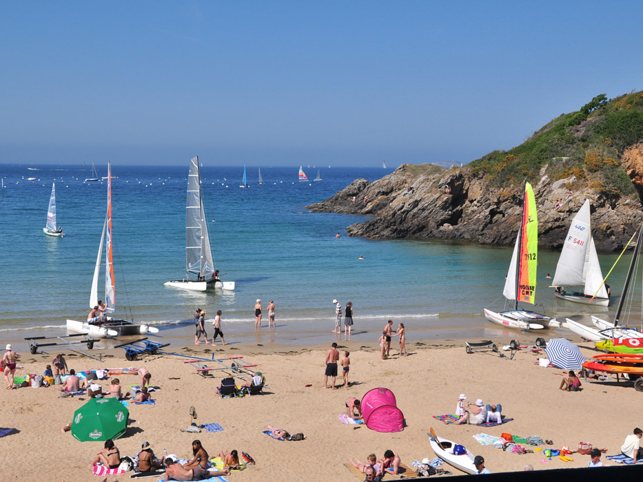 Voiliers et catamarans sur la plage du centre, Saint-Lunaire