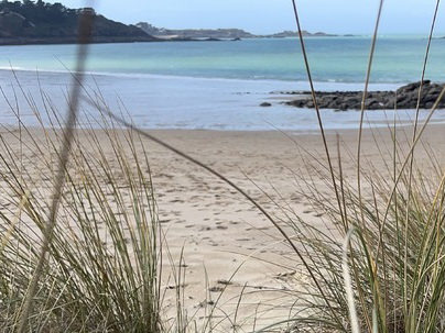 Vue de la plage de Saint-Lunaire  La Fourberie à travers les dunes